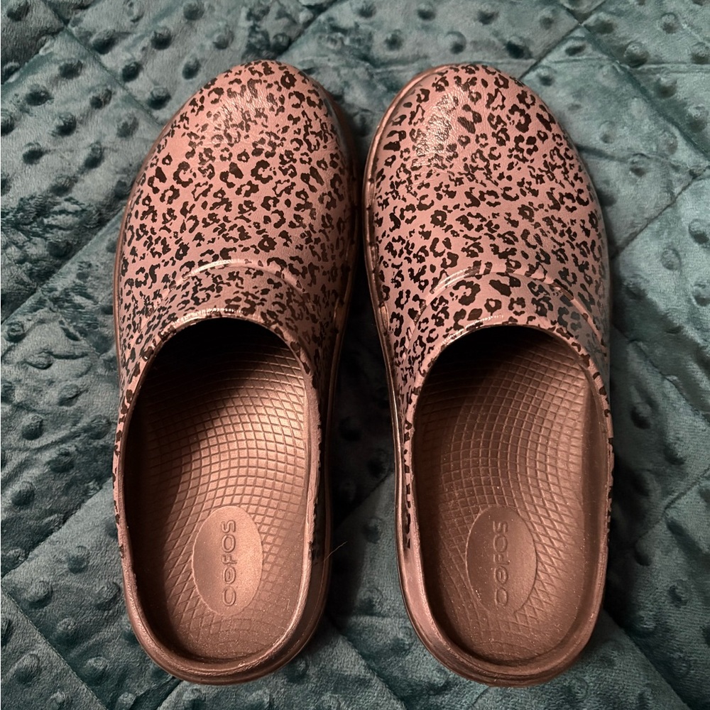 OOFOS Women's Black and Gray Leopard Clogs